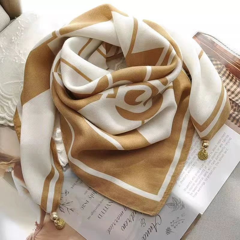 🍂Women's Elegant Scarf with Magnetic Pendant Closure