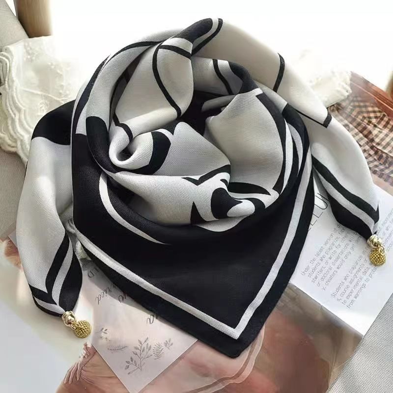 🍂Women's Elegant Scarf with Magnetic Pendant Closure