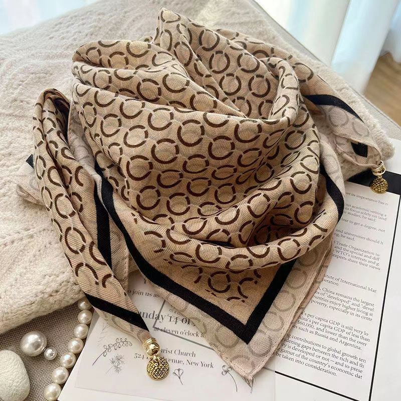 🍂Women's Elegant Scarf with Magnetic Pendant Closure