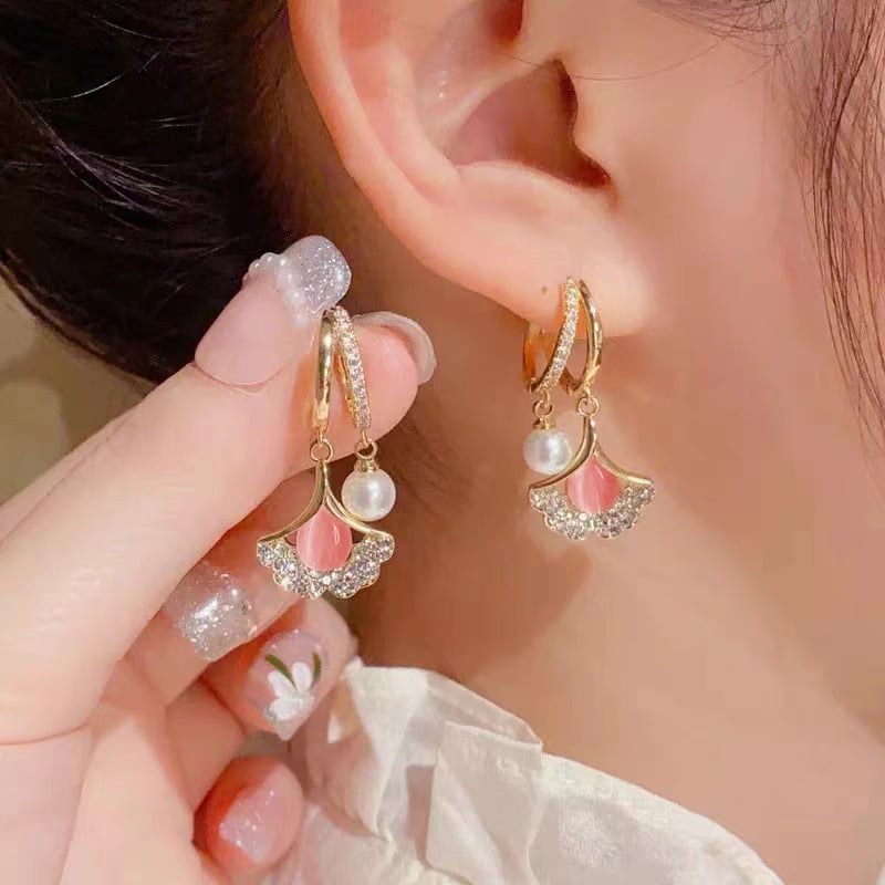 💕Pearl Earrings with Apricot Leaf Detail